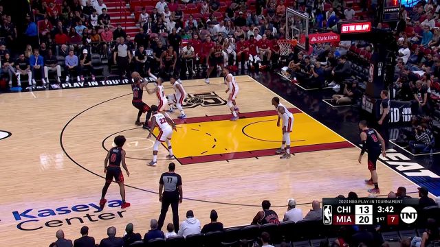 【2023年04月15日 公牛vs热火集锦】硬汉形象无需多言 巴特勒迎着防守强势进攻打成2+1