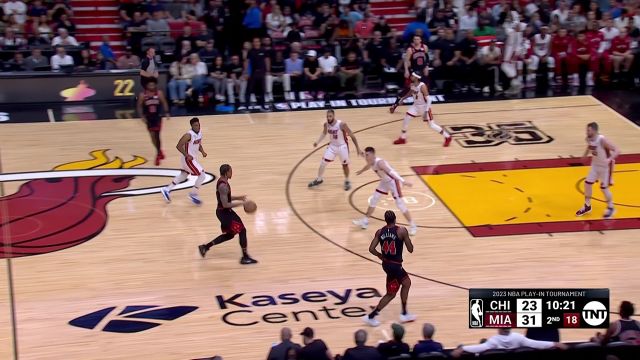 【2023年04月15日 公牛vs热火集锦】目标锁定失败！德罗赞吸引多人防守助攻怀特急停跳投命中