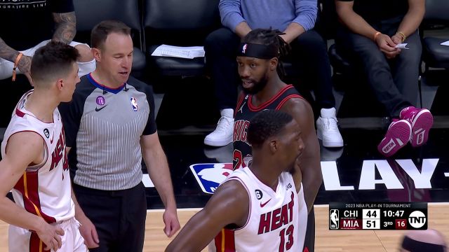 【2023年04月15日 公牛vs热火集锦】怪就怪跳的不够高！贝弗利跳马动作误伤阿德巴约被吹犯规