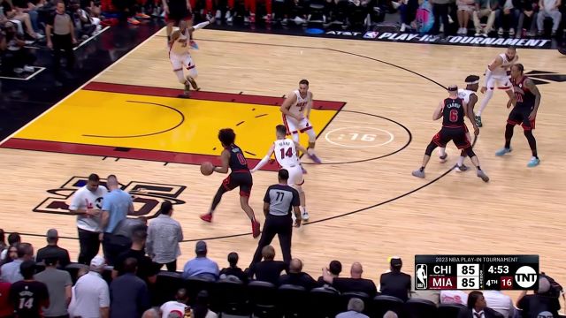 【2023年04月15日 公牛vs热火集锦】教科书式传导球！公牛全队默契配合助攻德罗赞长两分命中