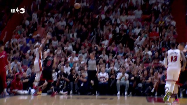 【2023年04月15日 公牛vs热火集锦】反超就在一瞬间！武切维奇关键抢板超远制导拉文起飞暴扣