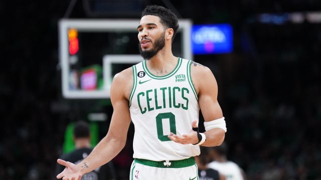 【2023年04月28日 凯尔特人vs老鹰集锦】绿军4比2晋级！塔图姆生涯季后赛第17次砍30+超越皮尔斯比肩伯德