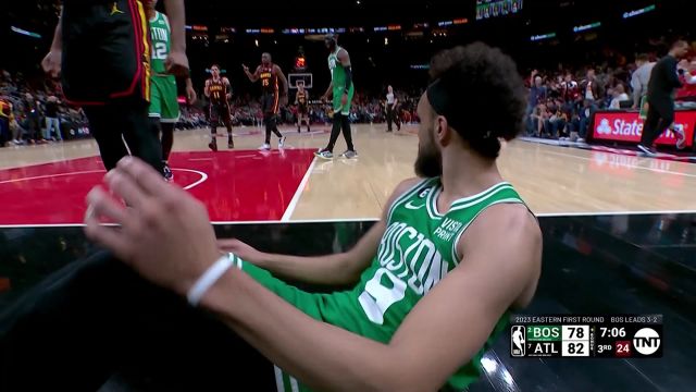 【2023年04月28日 凯尔特人vs老鹰集锦】攻其不备出其不意 特雷杨长传制导穆雷快攻造成2+1