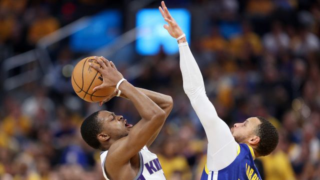 【2023年04月29日 国王vs勇士集锦】国王vs勇士五佳球 巴恩斯双手暴扣肆虐篮筐 库里超远三分及时止血