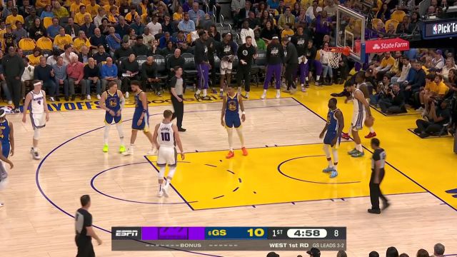 【2023年04月29日 国王vs勇士集锦】不惧防守直面突破！ 米切尔直杀篮下造成2+1