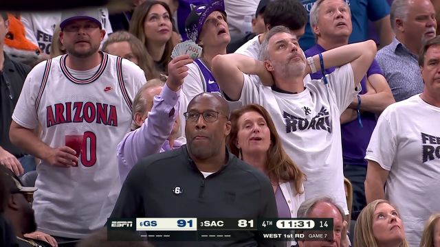 【2023年05月01日 勇士vs国王集锦】意味深长！小萨被吹犯规后国王主场球迷手举百元大钞