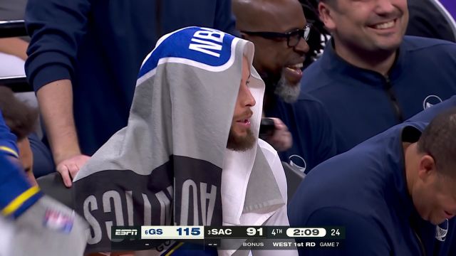 【2023年05月01日 勇士vs国王集锦】尽情享受此刻！库里下场休息心情美丽笑容灿烂