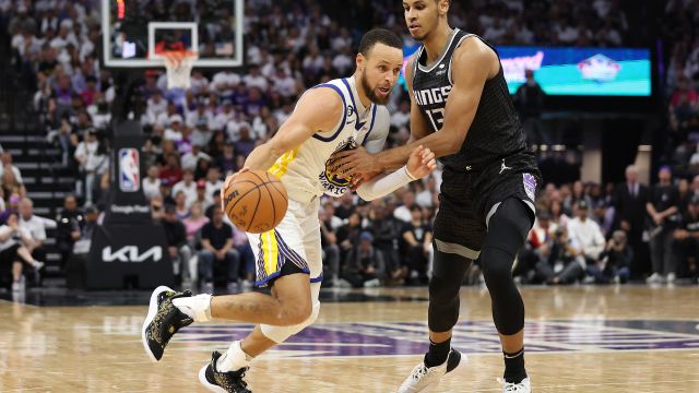 【2023年05月01日 勇士vs国王集锦】勇士vs国王五佳球 库里人缝中跌倒前一抛打进高难度神仙球