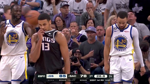 【2023年05月01日 勇士vs国王集锦】始终面带微笑！小学生遭默里扑倒犯规依旧面带笑容罚球