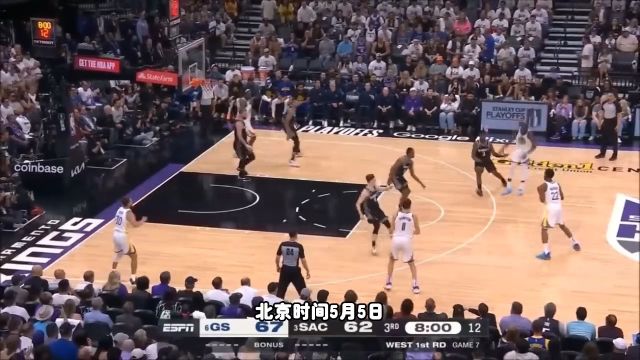 【2023年05月05日 湖人vs勇士集锦】优质偶像！库里邀请自己抢七50分时，在现场怒吼球迷的全家观赛并送上亲签比赛用鞋