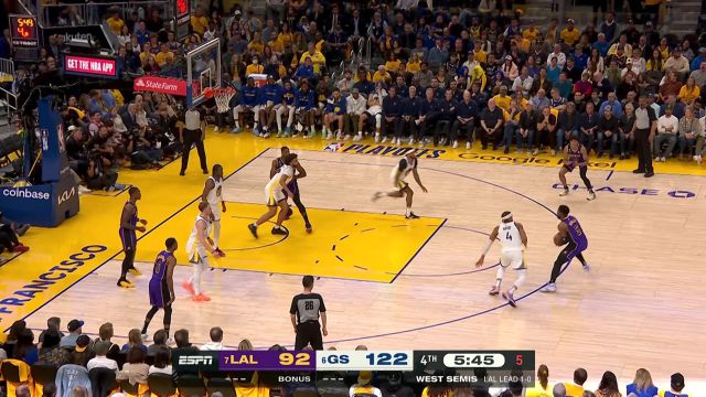 【2023年05月05日 湖人vs勇士集锦】以一敌二毫不畏惧！ 比斯利抢断杀进篮下面对两人防守打进