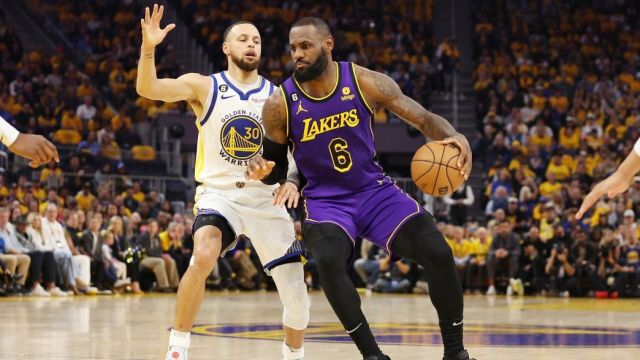 【2023年05月05日 湖人vs勇士集锦】勇士前两战命中42记三分 创NBA历史纪录！大数据机构预测：勇士晋级概率升至57% 湖人降至43%