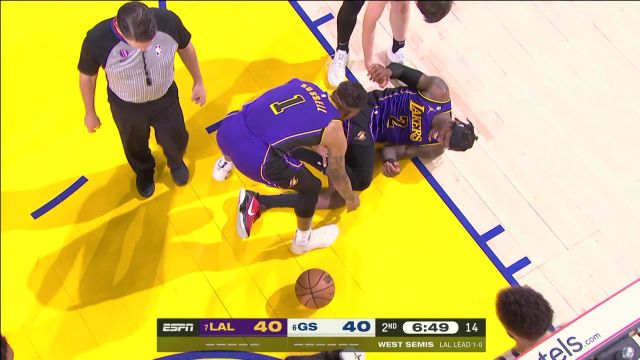 【2023年05月05日 湖人vs勇士集锦】殳海：好身体啊！王嘉琦：彪哥左膝被压竟然毫发无伤继续比赛！