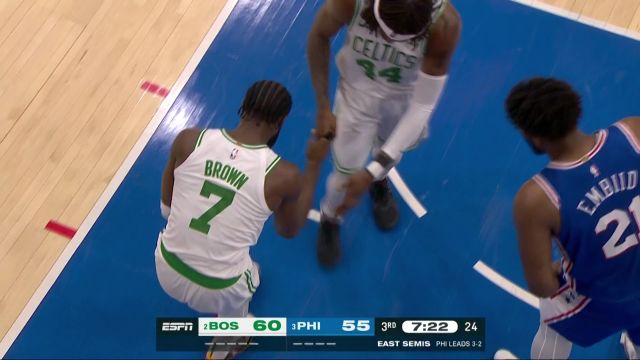 【2023年05月12日 凯尔特人vs76人集锦】还还没事！布朗踩到汗渍直接失衡膝盖着地