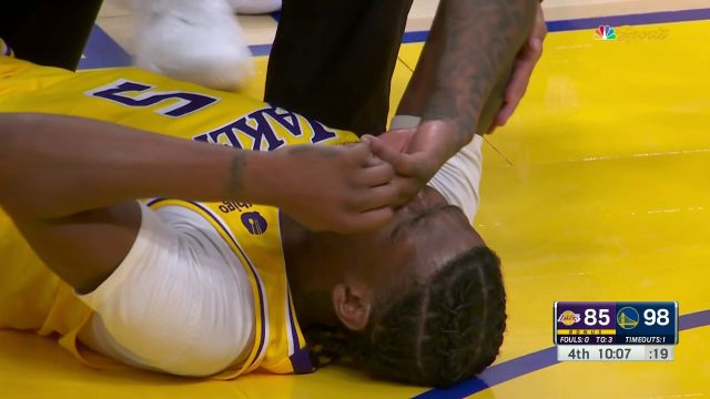 【2023年10月08日 湖人vs勇士集锦】雷迪什协防扭伤脚踝痛苦倒地 被队友搀扶回更衣室