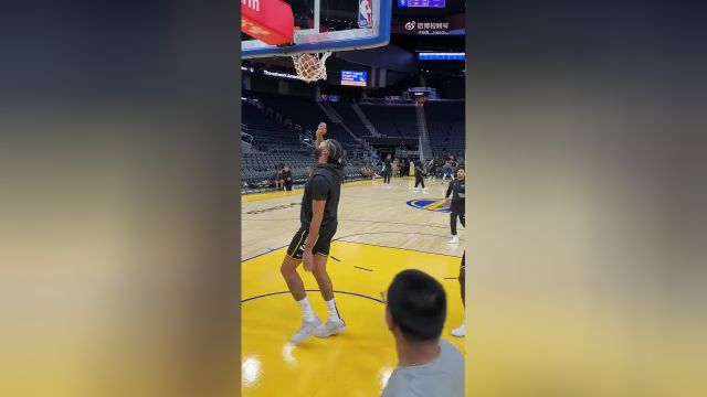 【2023年10月08日 湖人vs勇士集锦】等不及回归比赛了！浓眉身穿黑色新球衣提前俩小时来到大通中心开练