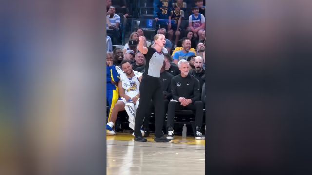 【2023年10月08日 湖人vs勇士集锦】是谁羡慕了我不说！库里场边歪着身子倚靠在保罗肩膀不断嬉笑