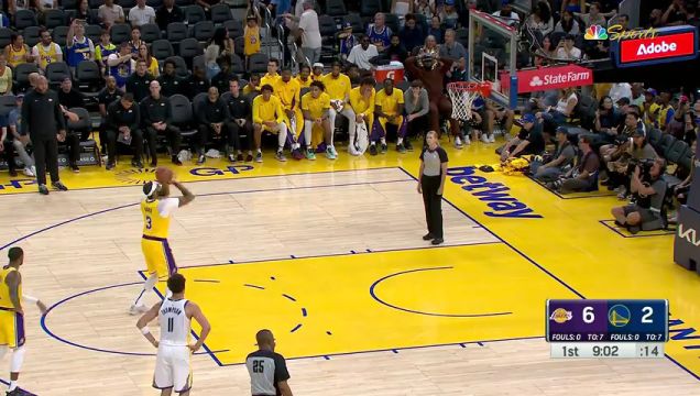 【2023年10月08日 湖人vs勇士集锦】轻松悠闲！詹姆斯场边抱着脑袋亲自督战