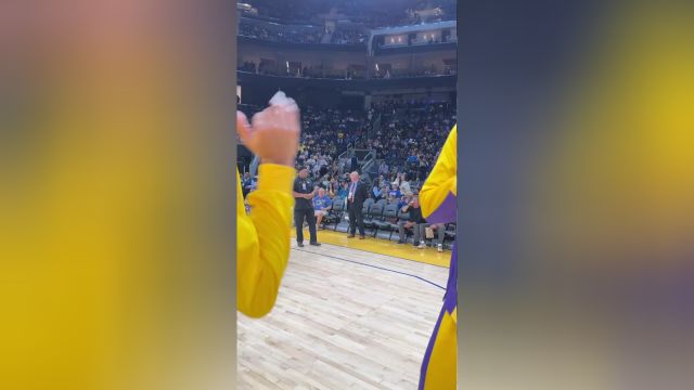 【2023年10月08日 湖人vs勇士集锦】这么多动作脑子不够用啊 老詹依次和队员做专属动作