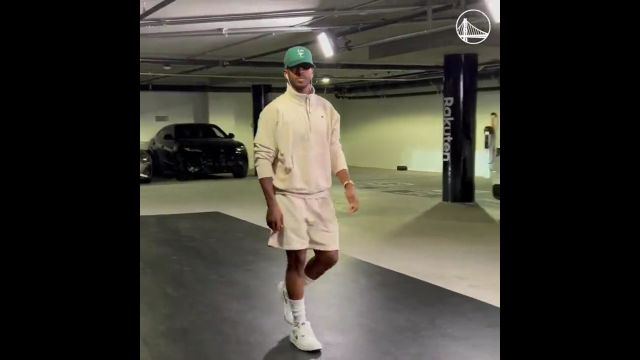 【2023年10月08日 湖人vs勇士集锦】这看着最多20岁！保罗一身休闲装扮入场 搭配鸭舌帽相当减龄