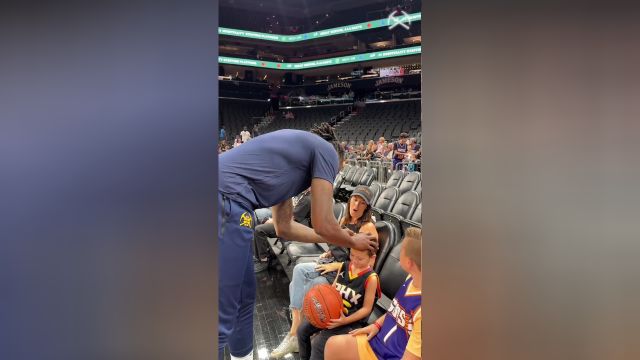 【2023年10月11日 掘金vs太阳集锦】还是你会玩！小乔丹在太阳小球迷头上签名