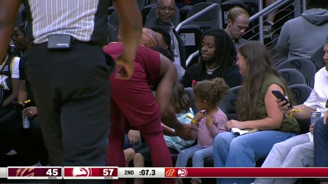 【2023年10月11日 骑士vs老鹰集锦】优质偶像！米切尔暖心安慰前排受到惊吓的小朋友