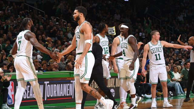 【2023年10月12日 凯尔特人vs76人集锦】凯尔特人112-101费城 双探花&登帝缺阵绿军七人上双再胜费城