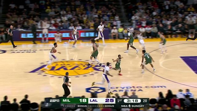 【2023年10月16日 雄鹿vs湖人集锦】伍德投篮未中倒地 小洛佩兹旁若无人从其身上跨过