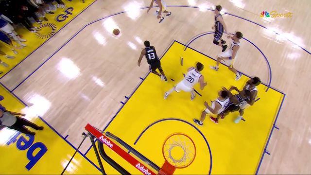 【2023年10月19日 国王vs勇士集锦】有这样的球队领袖是一种幸福！库里倒地拼抢篮板机智救球帮助球队获得球权