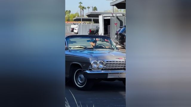 【2023年10月20日 太阳vs湖人集锦】雪佛兰的忠实拥趸 布克驾驶心爱的老爷车抵达球馆