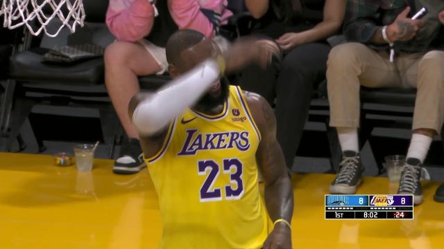 【2023年10月31日 魔术vs湖人集锦】拉塞尔快攻单手劈扣 皓篮球：力劈喜马拉雅山！来自我拉塞尔