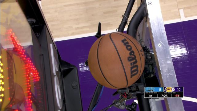 【2023年10月31日 魔术vs湖人集锦】要不咱扔鞋吧！萨格斯三分弹出卡在篮板上沿