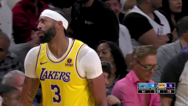 【2023年10月31日 魔术vs湖人集锦】你可不能有事！浓眉突破倒地 四名湖人球员瞬间齐到位过来搀扶