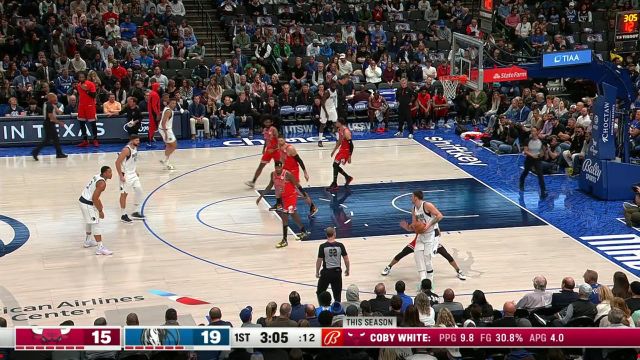 【2023年11月02日 公牛vs独行侠集锦】假动作把篮筐都骗了！东契奇背打突破晃过公牛三人 面对空篮意外滑出