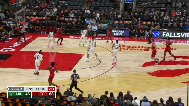 【2023年11月02日 雄鹿vs猛龙集锦】用速度取胜！施罗德穿针引线强硬上篮打成2+1