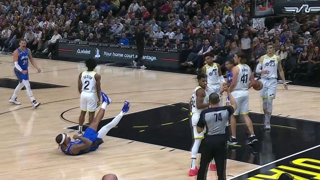 【2023年11月03日 魔术vs爵士集锦】展现状元郎的实力！班凯罗突破内线面对包夹强势打进2+1