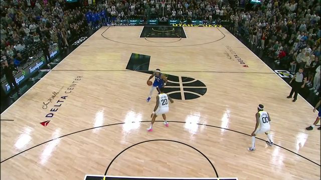 【2023年11月03日 魔术vs爵士集锦】展现球队领袖时刻！班凯罗持球突破面对包夹上篮打进准绝杀