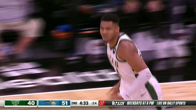 【2023年11月12日 雄鹿vs魔术集锦】如入无人之境！字母哥大步流星突破上篮一气呵成