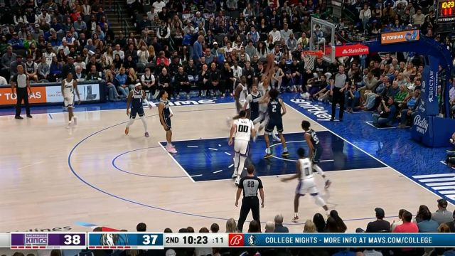 【2023年11月20日 国王vs独行侠集锦】大麦基顶着莱夫利抢下篮板 穆雷加速启动直杀篮下暴扣终结