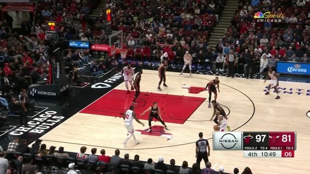 【2023年11月21日 热火vs公牛集锦】如入无人之境！德罗赞晃飞邓肯-罗宾逊轻取两分