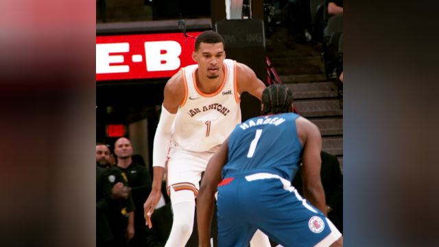 【2023年11月21日 快船vs马刺集锦】还是太年轻！电影视角感受哈登晃飞文班上篮打进