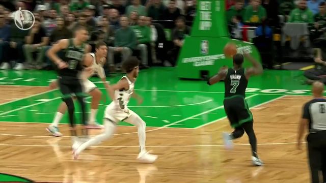 【2023年11月23日 雄鹿vs凯尔特人集锦】传球轻松写意！波津风骚背传配合布朗完成空接暴扣炸筐