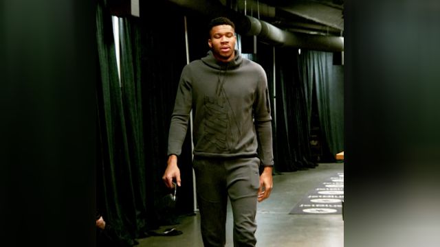 【2023年11月23日 雄鹿vs凯尔特人集锦】雄鹿绿军穿搭来袭 假日哥品味还没入乡随俗啊