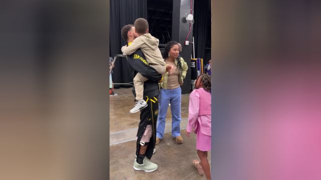 【2023年11月23日 勇士vs太阳集锦】先来一波亲子时间 库里赛前与二女儿和卡农拥抱