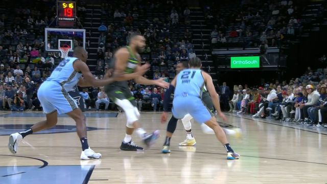 【2023年11月27日 森林狼vs灰熊集锦】毫无防守！戈贝尔顺下接球面前一片开阔 笑纳大力灌筐终结