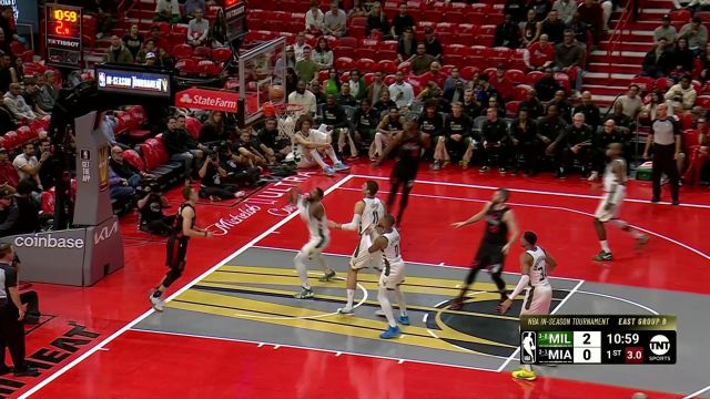 【2023年11月29日 雄鹿vs热火集锦】默契值满分！利拉德眼观六路击地妙传助攻字母哥反手上篮