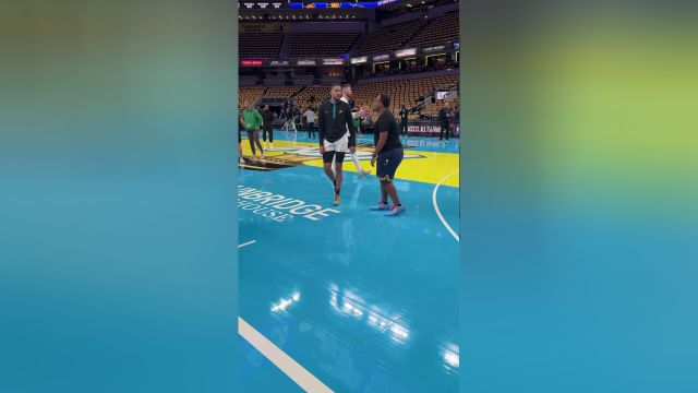 【2023年12月05日 凯尔特人vs步行者集锦】给小公主整害羞了 哈利伯顿赛前与托平女儿互动