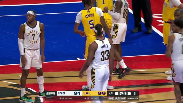 【2023年12月10日 步行者vs湖人集锦】詹姆斯争抢篮板被麦康奈尔绊倒