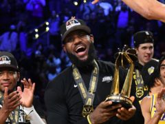 湖人庆祝夺冠曝光！詹皇快速喷香槟+扭臀跳舞，队友盼发50万奖金