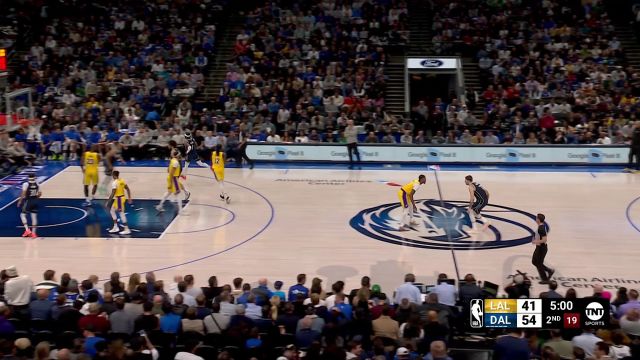 【2023年12月13日 湖人vs独行侠集锦】太优雅了！东契奇突破内线起飞上篮 空中变换小拉杆稳稳命中